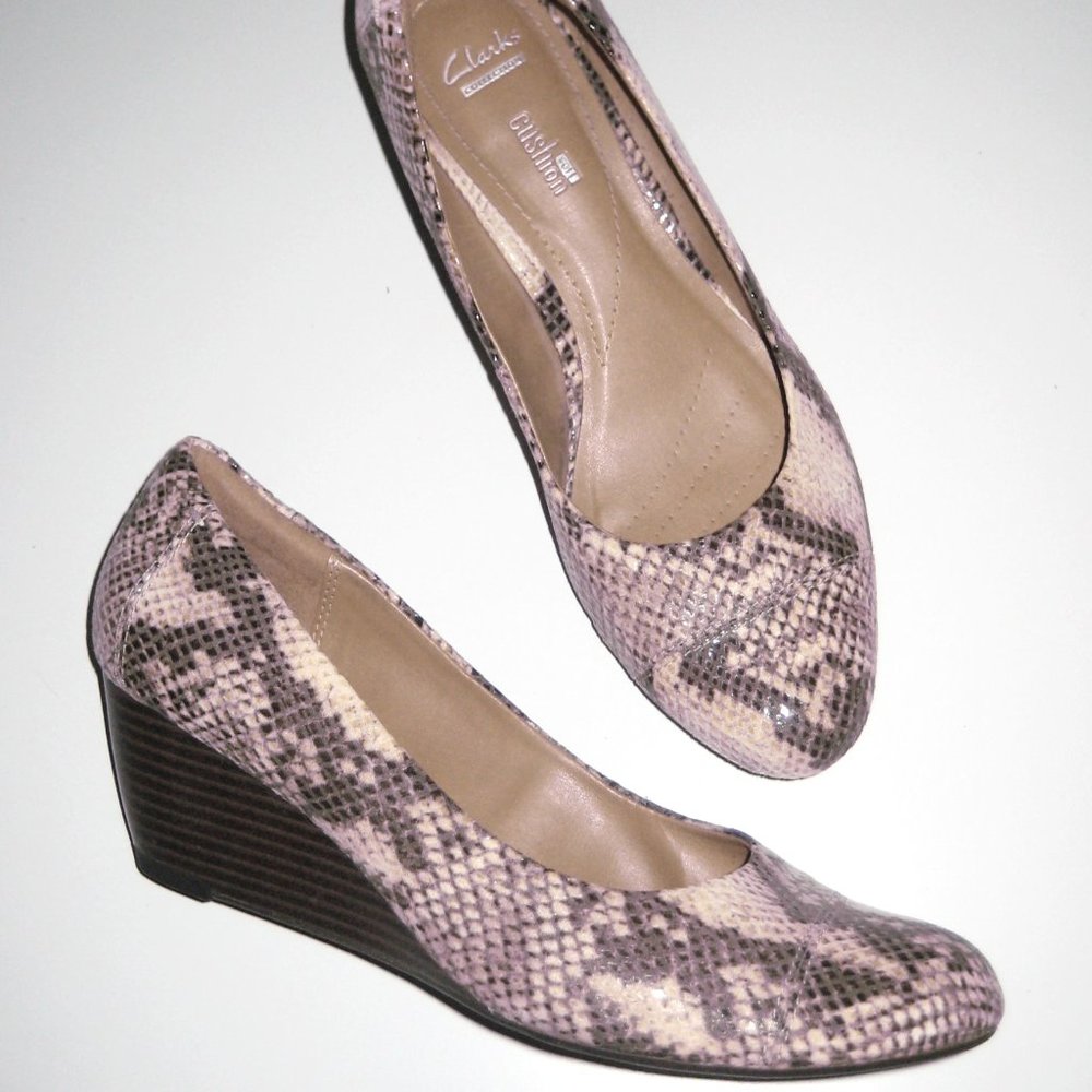 CLARKS COLLECTION Cushion Soft Snakeskin Print Dress Wedges Size 8.5M - EUC